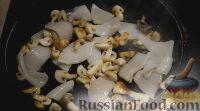 Фото приготовления рецепта: Лапша с кальмарами и грибами - шаг №6