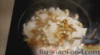 Фото приготовления рецепта: Лапша с кальмарами и грибами - шаг №7