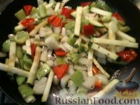 Фото приготовления рецепта: Гречневая запеканка с овощами - шаг №4