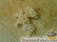 Фото приготовления рецепта: Отварные баклажаны с сыром и чесночным соусом - шаг №4