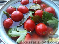 Фото приготовления рецепта: Соленые помидоры с горчицей (старинный рецепт) - шаг №9