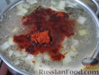 Фото приготовления рецепта: Суп с жареным мясом, вермишелью и паприкой - шаг №6