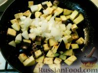 Фото приготовления рецепта: Омлет с баклажанами и зеленью - шаг №3