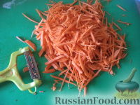 Фото приготовления рецепта: Салат из капусты, сладкого перца, моркови и лука - шаг №4