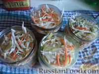 Фото приготовления рецепта: Салат из капусты, сладкого перца, моркови и лука - шаг №10