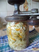 Фото приготовления рецепта: Салат из капусты, сладкого перца, моркови и лука - шаг №12