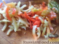 Фото приготовления рецепта: Салат из капусты, сладкого перца, моркови и лука - шаг №3