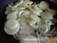 Фото приготовления рецепта: Салат с квашеной капустой и двумя видами колбасы - шаг №7