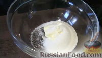 Фото приготовления рецепта: Пирог со сливами в сметанной заливке - шаг №1