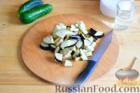 Фото приготовления рецепта: Салат из огурцов и баклажанов в томатном соусе (на зиму) - шаг №4