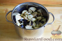 Фото приготовления рецепта: Салат из огурцов и баклажанов в томатном соусе (на зиму) - шаг №9