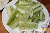 Фото приготовления рецепта: Салат "Зима" из огурцов, помидоров и перца - шаг №2