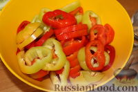 Фото приготовления рецепта: Салат "Зима" из огурцов, помидоров и перца - шаг №6
