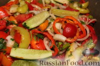Фото приготовления рецепта: Салат "Зима" из огурцов, помидоров и перца - шаг №8
