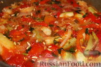 Фото приготовления рецепта: Салат "Зима" из огурцов, помидоров и перца - шаг №9
