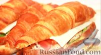 Фото приготовления рецепта: Сэндвич-круассан с курицей - шаг №12