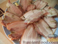 Фото к рецепту: Ароматная свиная грудинка, запеченная в рукаве