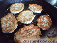 Фото приготовления рецепта: Пряные куриные котлеты с чесноком и зеленью - шаг №6