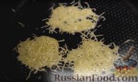 Фото приготовления рецепта: Домашние сырные чипсы - шаг №2