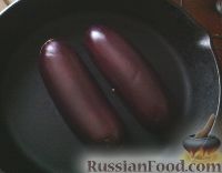 Фото приготовления рецепта: Баклажаны, печенные на сковороде, без масла - шаг №3