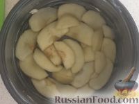 Фото приготовления рецепта: Шарлотка с яблоками и творогом - шаг №9