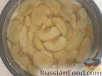 Фото приготовления рецепта: Шарлотка с яблоками и творогом - шаг №12