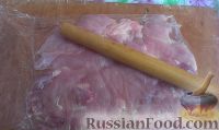 Фото приготовления рецепта: Слоёный мясной салат с сыром, морковью и черносливом - шаг №1