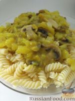 Фото к рецепту: Макароны с луковым соусом и грибами