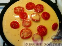 Фото приготовления рецепта: Омлет на кефире, с помидорами - шаг №4