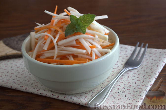Душистый салат из кольраби на зиму с морковью и чесноком - Лайфхакер