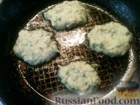 Фото приготовления рецепта: Оладьи из картофеля и кабачков - шаг №5