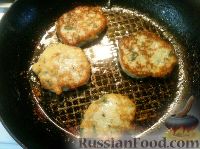 Фото приготовления рецепта: Оладьи из картофеля и кабачков - шаг №6