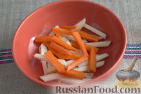 Фото приготовления рецепта: Запеченная редька с картофелем и морковью - шаг №4