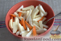 Фото приготовления рецепта: Запеченная редька с картофелем и морковью - шаг №7