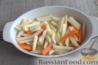Фото приготовления рецепта: Запеченная редька с картофелем и морковью - шаг №8