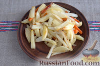 Фото приготовления рецепта: Салат с колбасой, жареным сельдереем, сыром и морковью - шаг №11