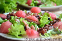 Фото к рецепту: Салат из морепродуктов с арбузом