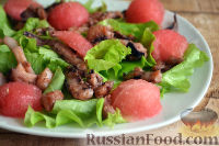 Фото приготовления рецепта: Салат из морепродуктов с арбузом - шаг №8