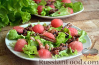 Фото приготовления рецепта: Салат из морепродуктов с арбузом - шаг №9