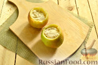 Фото приготовления рецепта: Яблоки, запеченные с творогом, в духовке - шаг №4
