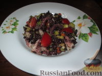 Фото приготовления рецепта: Салат "Венера" с черным рисом и морепродуктами - шаг №9