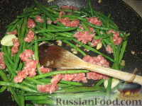 Фото приготовления рецепта: Стручковая фасоль с колбасками - шаг №1