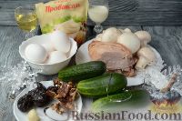 Фото приготовления рецепта: Новогодний салат "Ёлочка" с курицей, грибами и яичными блинами - шаг №1