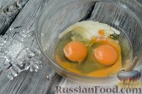 Фото приготовления рецепта: Новогодний салат "Ёлочка" с курицей, грибами и яичными блинами - шаг №2