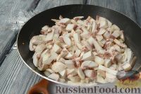 Фото приготовления рецепта: Новогодний салат "Ёлочка" с курицей, грибами и яичными блинами - шаг №4