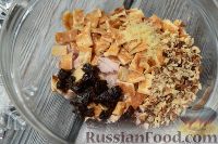 Фото приготовления рецепта: Новогодний салат "Ёлочка" с курицей, грибами и яичными блинами - шаг №8