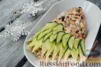 Фото приготовления рецепта: Новогодний салат "Ёлочка" с курицей, грибами и яичными блинами - шаг №12
