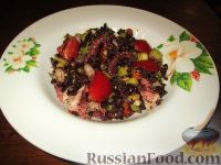 Фото к рецепту: Салат "Венера" с черным рисом и морепродуктами