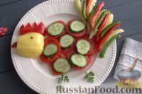 Фото к рецепту: Новогодняя овощная нарезка "Петушок"