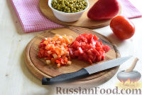 Фото приготовления рецепта: Салат "Петушок" с зелёным горошком - шаг №4